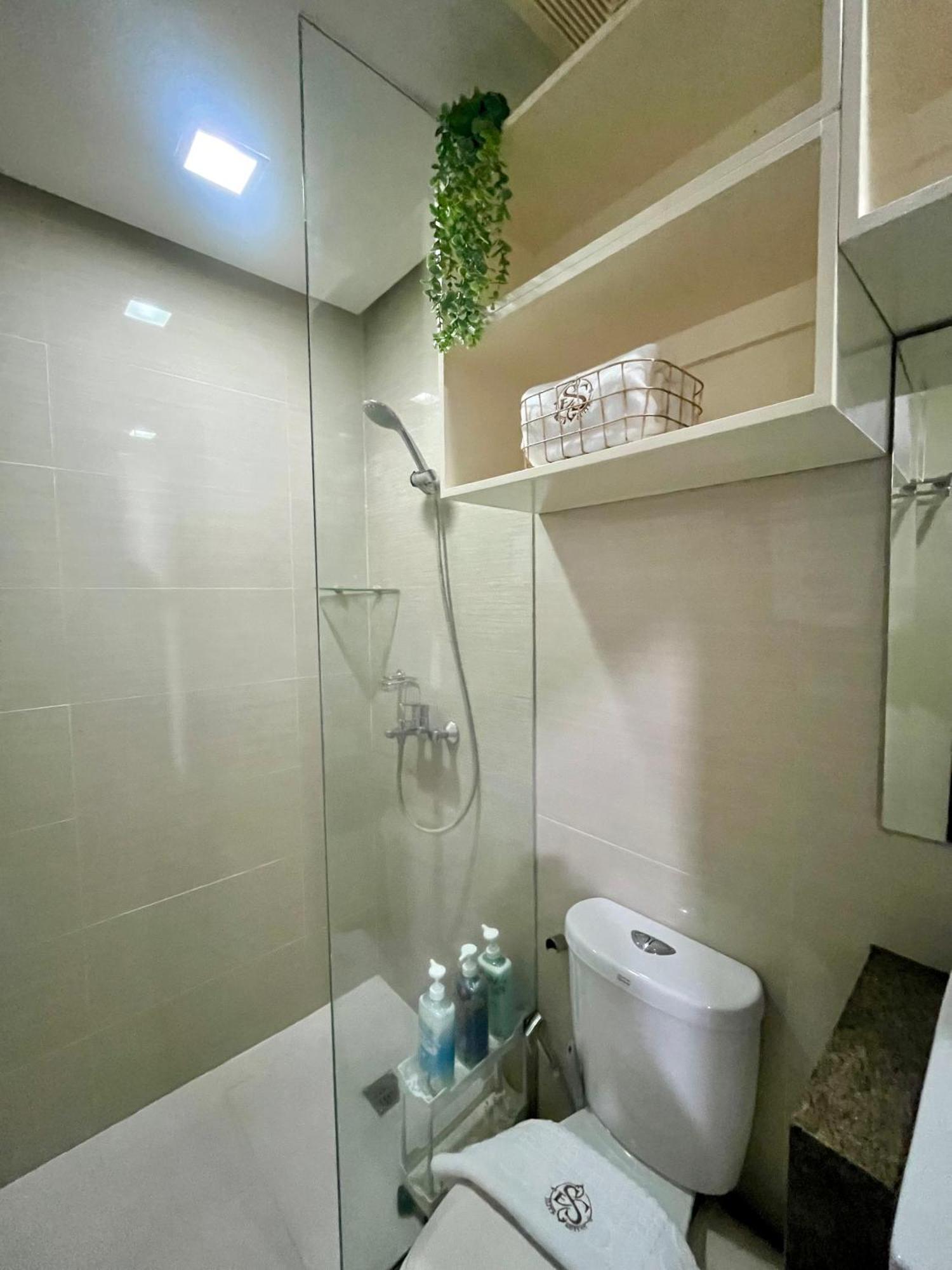 Greenbelt Hamilton Tower 1 Макати Экстерьер фото