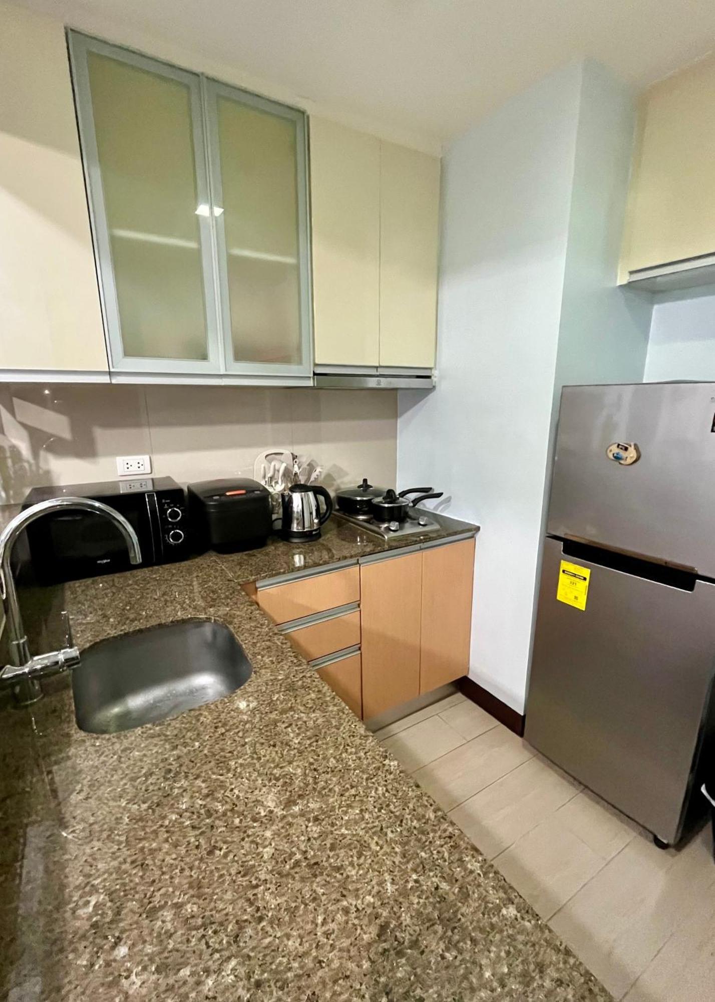 Greenbelt Hamilton Tower 1 Макати Экстерьер фото