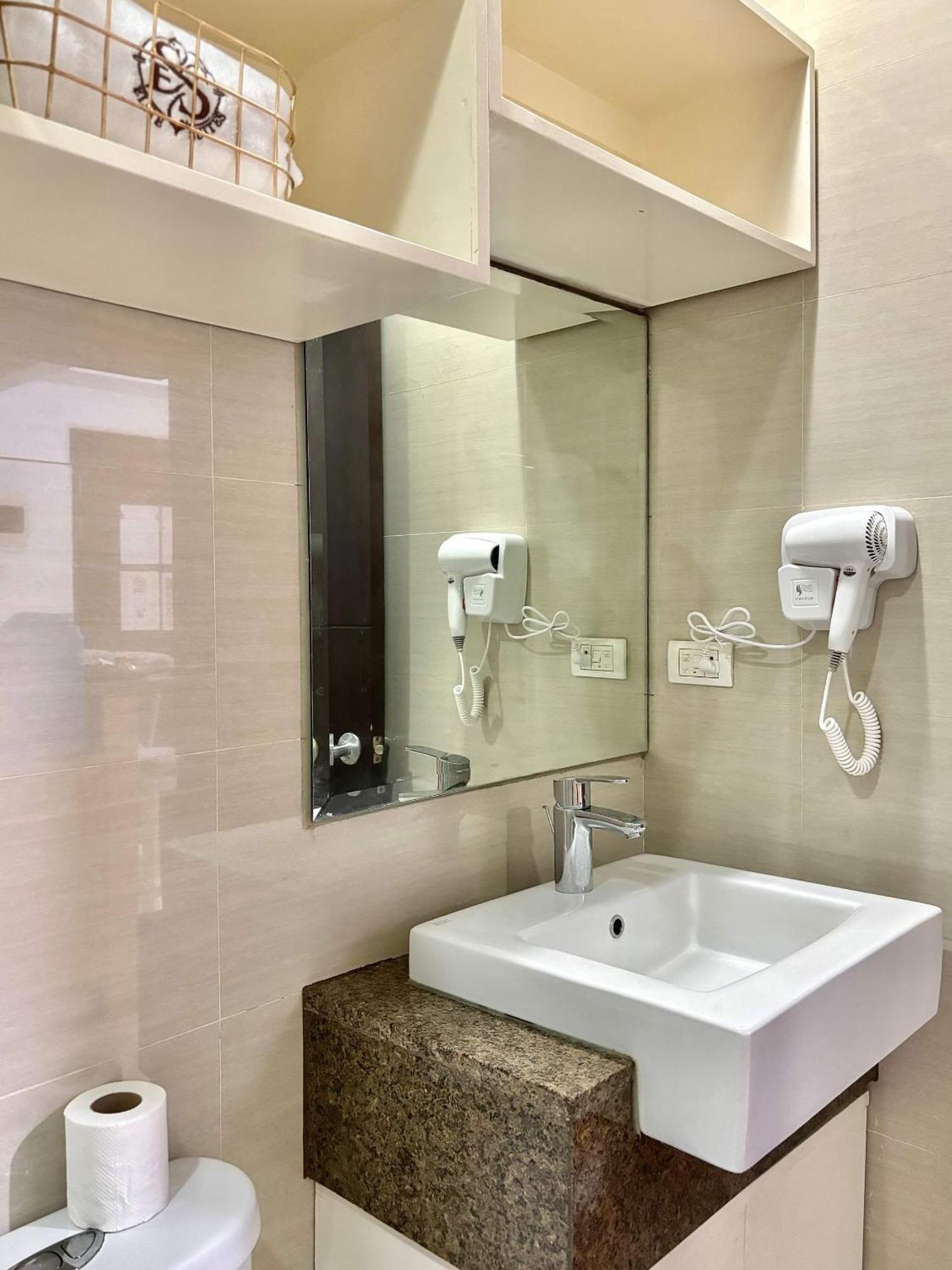 Greenbelt Hamilton Tower 1 Макати Экстерьер фото