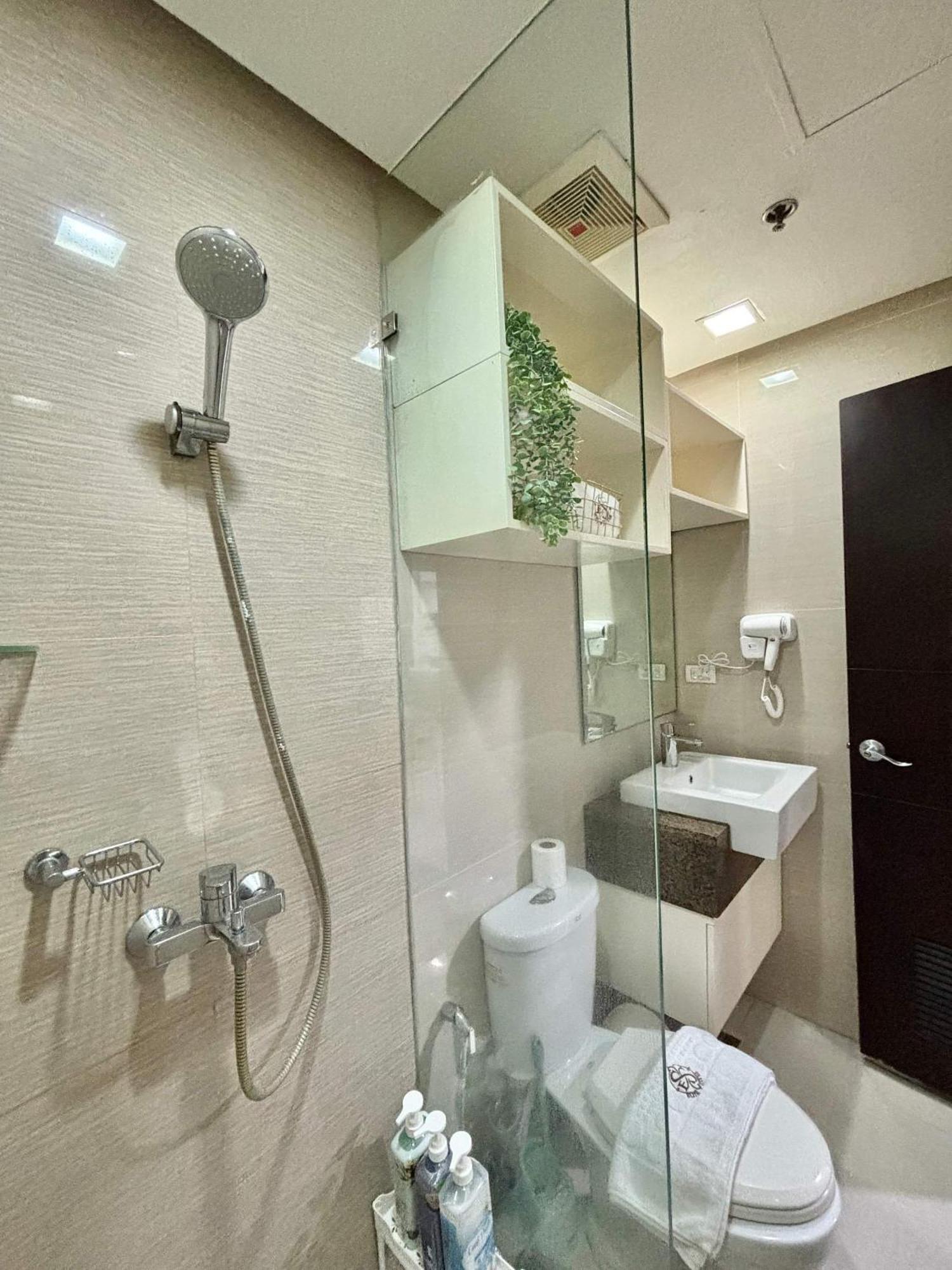 Greenbelt Hamilton Tower 1 Макати Экстерьер фото